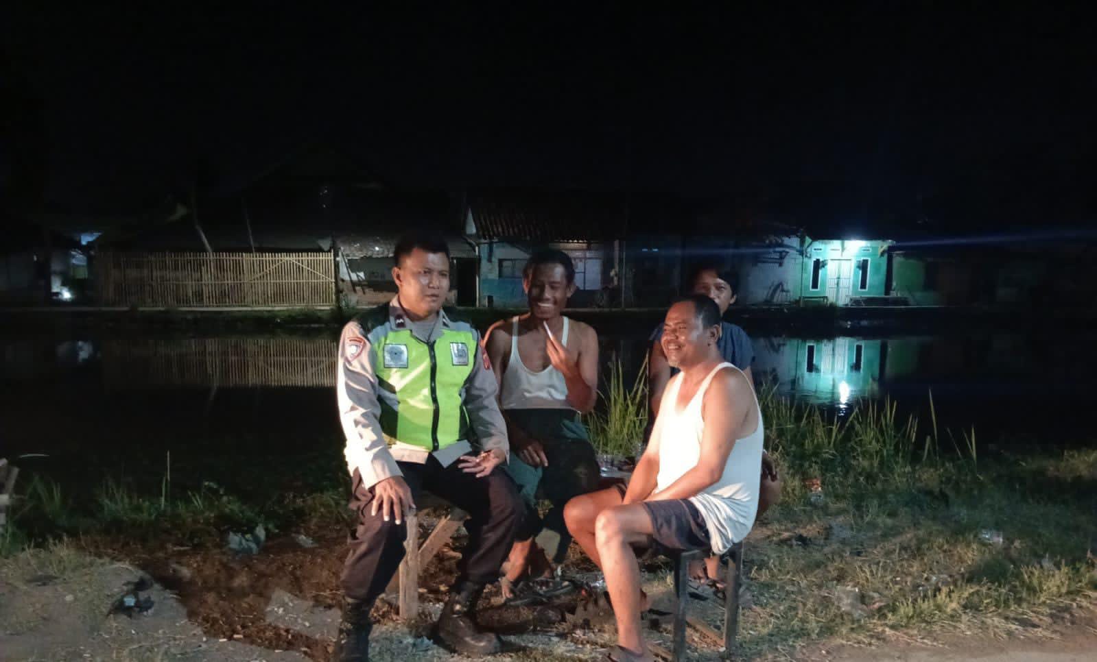 Bhabinkamtibmas Polsek Telagasari Laksanakan Siskamling Antisipasi Gukamtibmas Malam