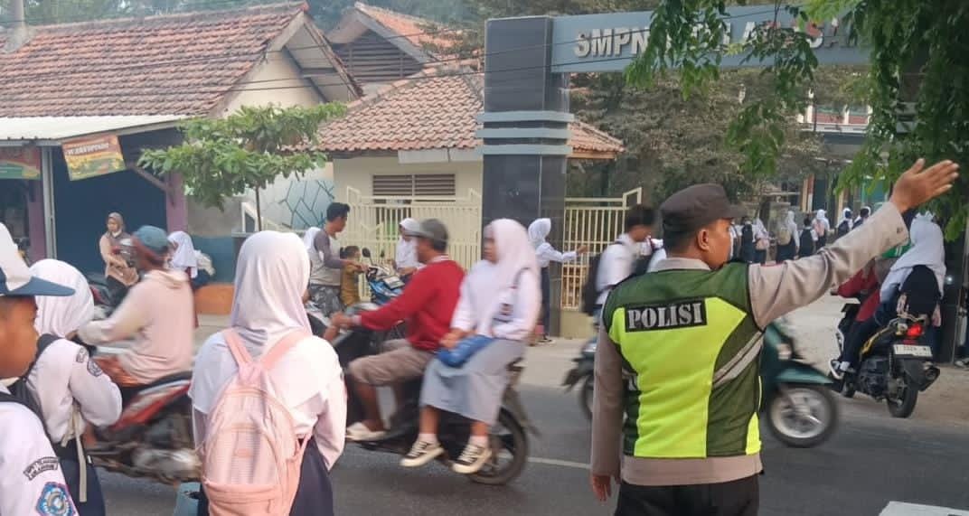 Sapa Pagi Polsek Telagasari: Bhabinkamtibmas Bantu Siswa Menyebrang