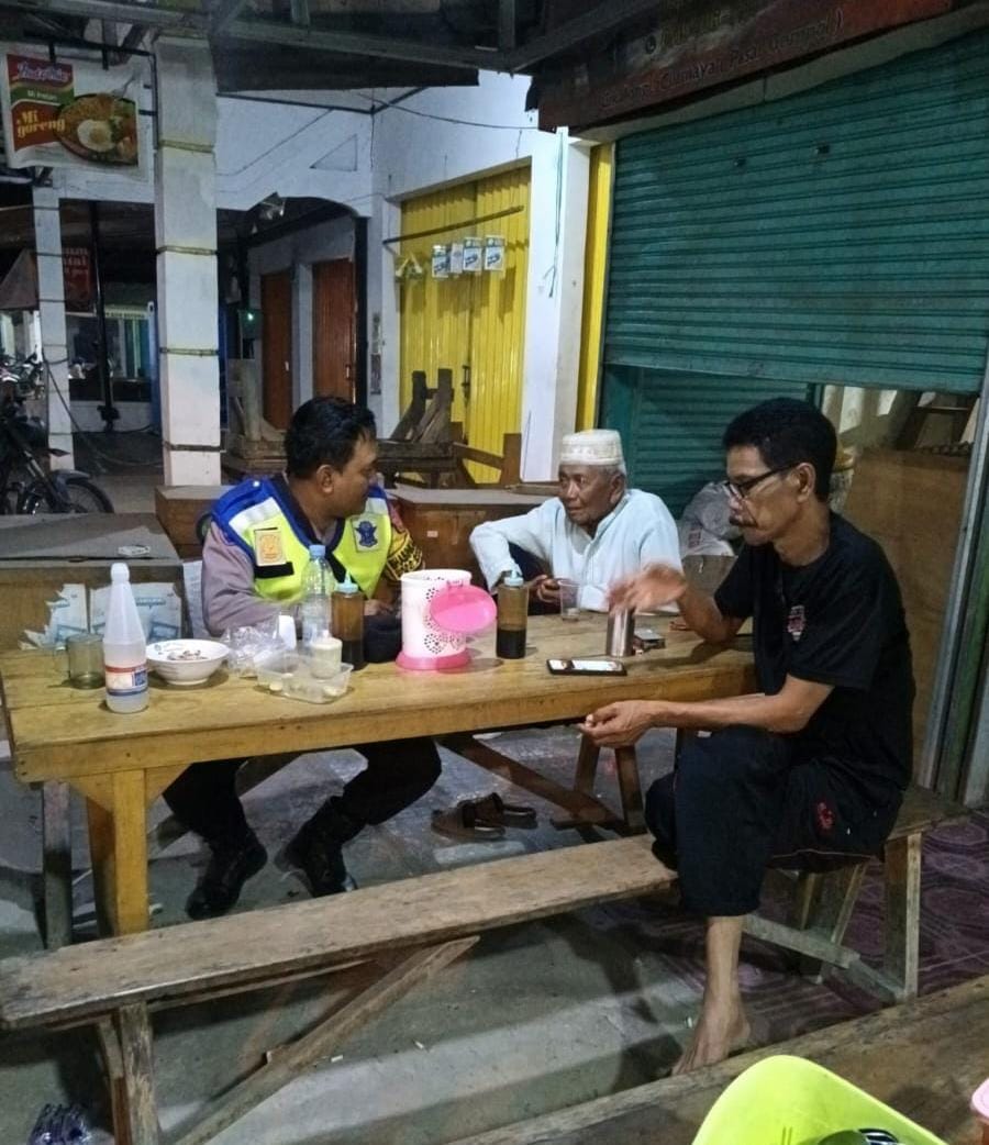Bhabinkamtibmas Ikut Serta Dalam Giat Ronda Bersama Warga