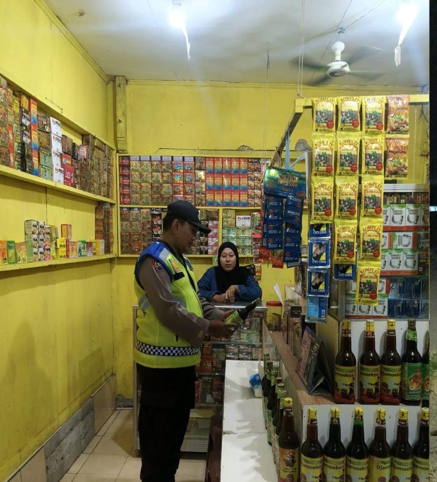 Prekat Polsek Banyusari Gelar Razia Miras Demi Ciptakan Situasi Kamtibmas Kondusif