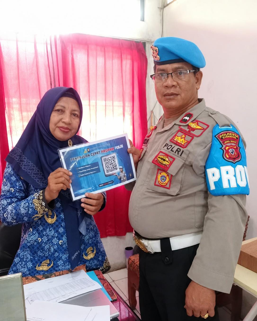 Polsek Banyusari Melaksanakan Giat Sosialisasi QR Barcode ke Masyarakat Pengaduan ke Divisi Propam Polri Bidpropam Polda Jabar