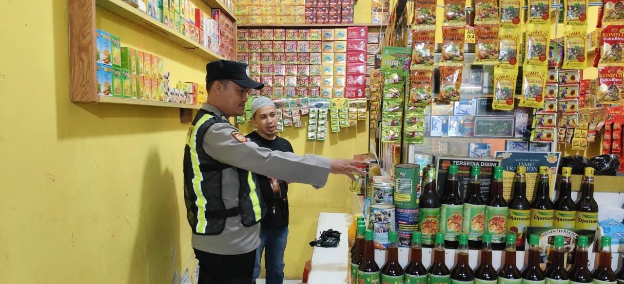 Prekat Polsek Banyusari Gelar Razia Miras Demi Ciptakan Situasi Kamtibmas Kondusif