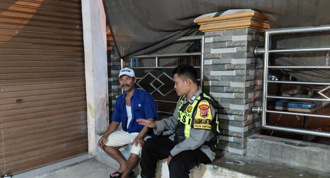 Bhabinkamtibmas Ikut Serta Dalam Giat Ronda Bersama Warga