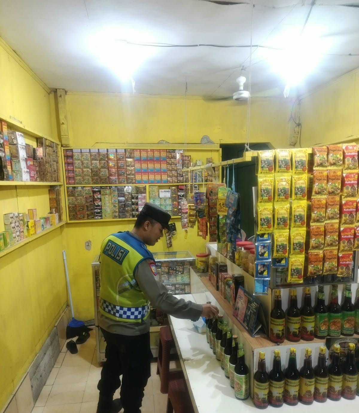 Prekat Polsek Banyusari Gelar Razia Miras Demi Ciptakan Situasi Kamtibmas Kondusif