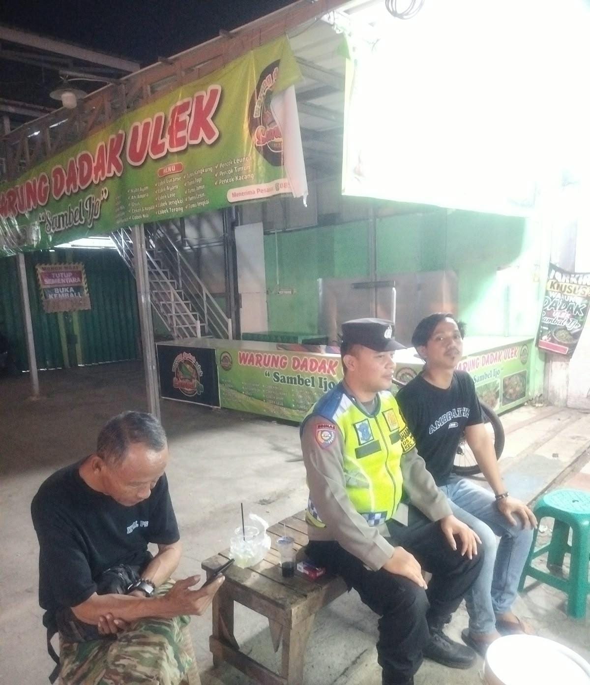 Bhabinkamtibmas Ikut Serta Dalam Giat Ronda Bersama Warga