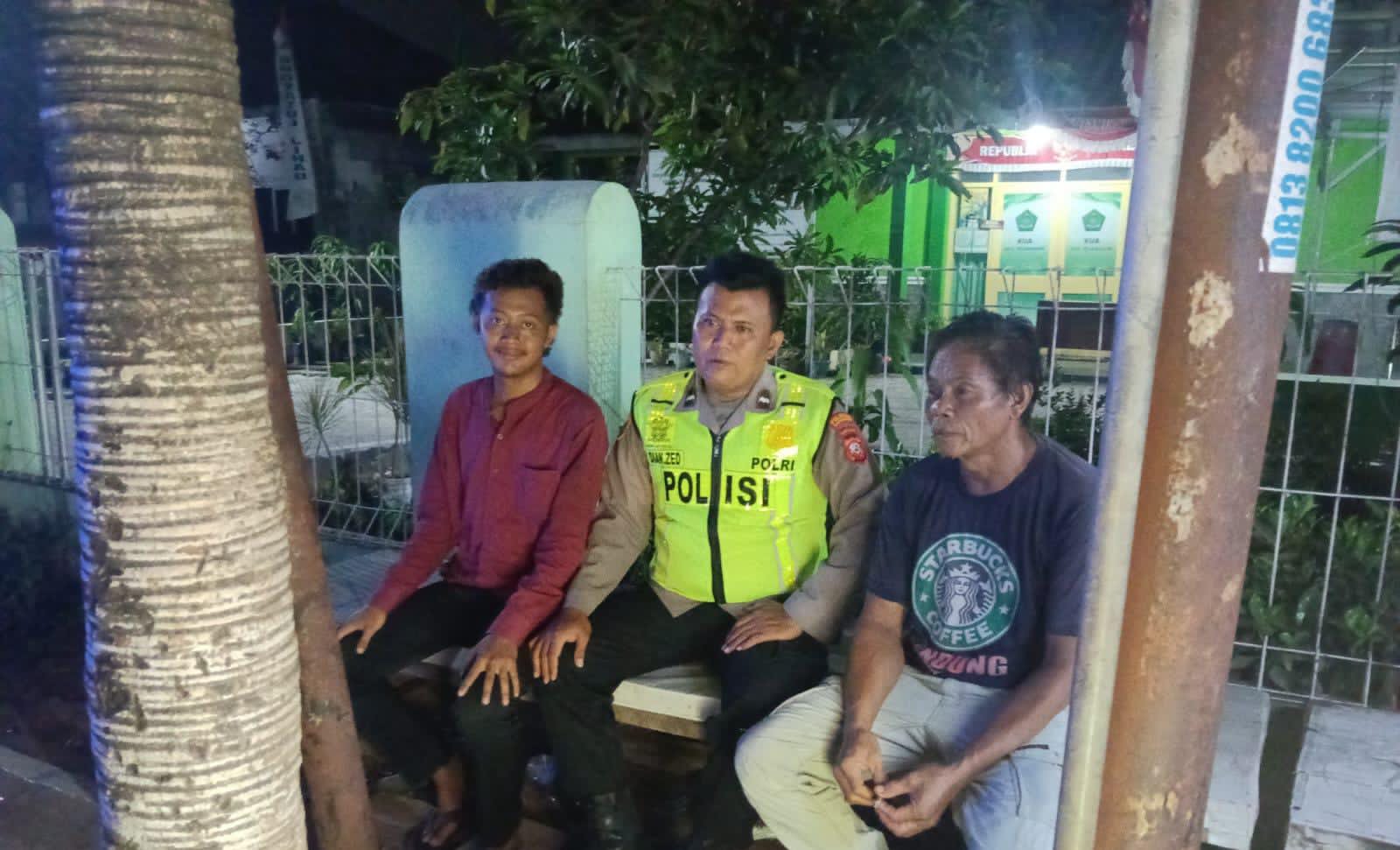 Bhabinkamtibmas Polsek Telagasari Gebcarkan Siskamling dan Pastikan Lingkungan Masyarakat Tetap Aman