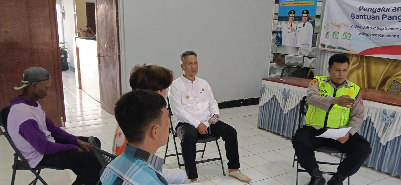 Bhabinkamtibmas Polsek Telagasari Disiplinkan Remaja dan Himbau Orangtua Awasi Kegiatan Anak Untuk Cegah Kenakalan Remaja