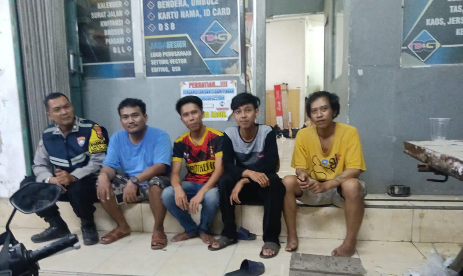 Pastikan Desa Bebas Gukamtibmas, Bhabinkamtibmas Polsek Telagasari Sebar Himbauan