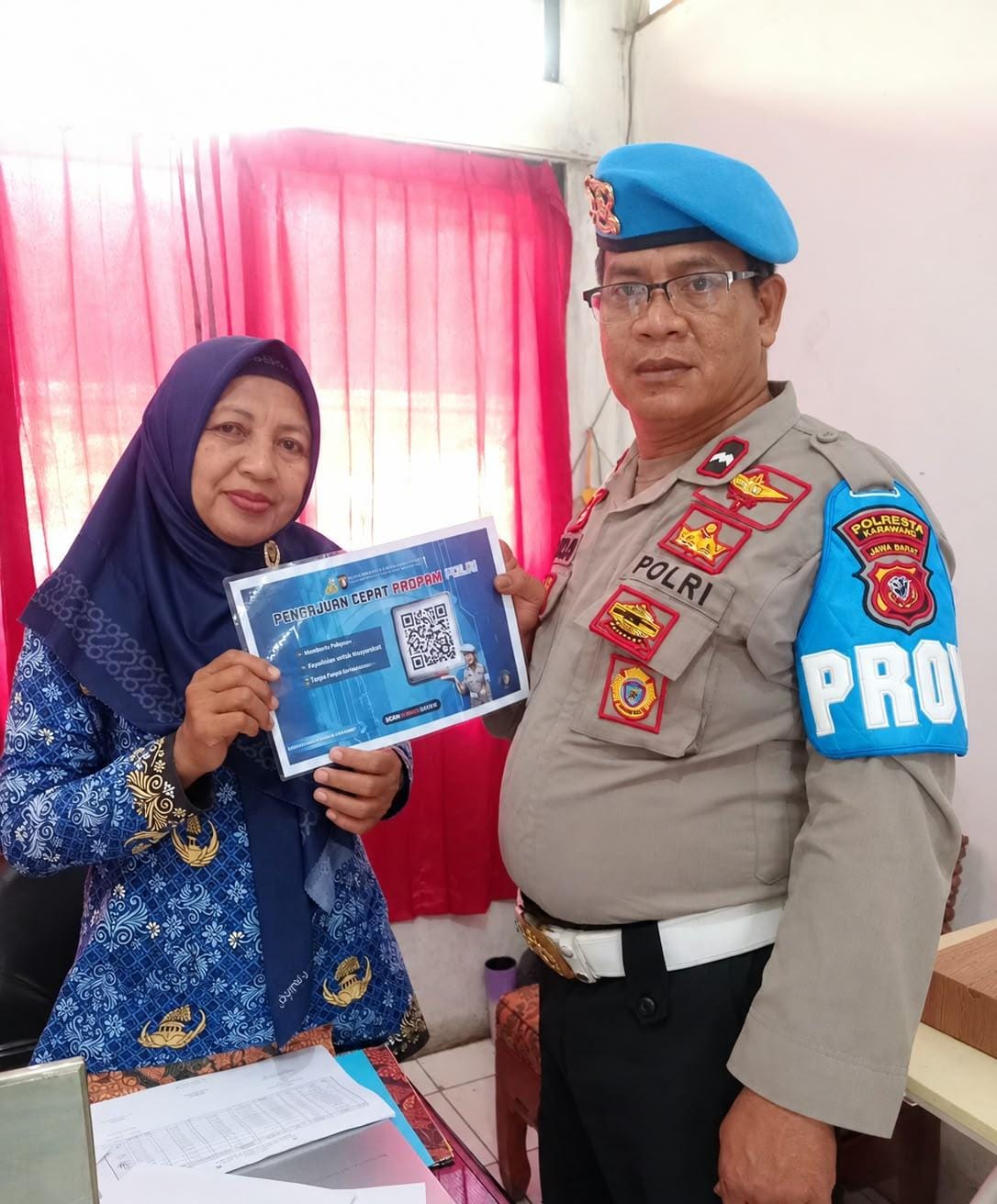Polsek Banyusari Melaksanakan Giat Sosialisasi QR Barcode ke Masyarakat Pengaduan ke Divisi Propam Polri Bidpropam Polda Jabar