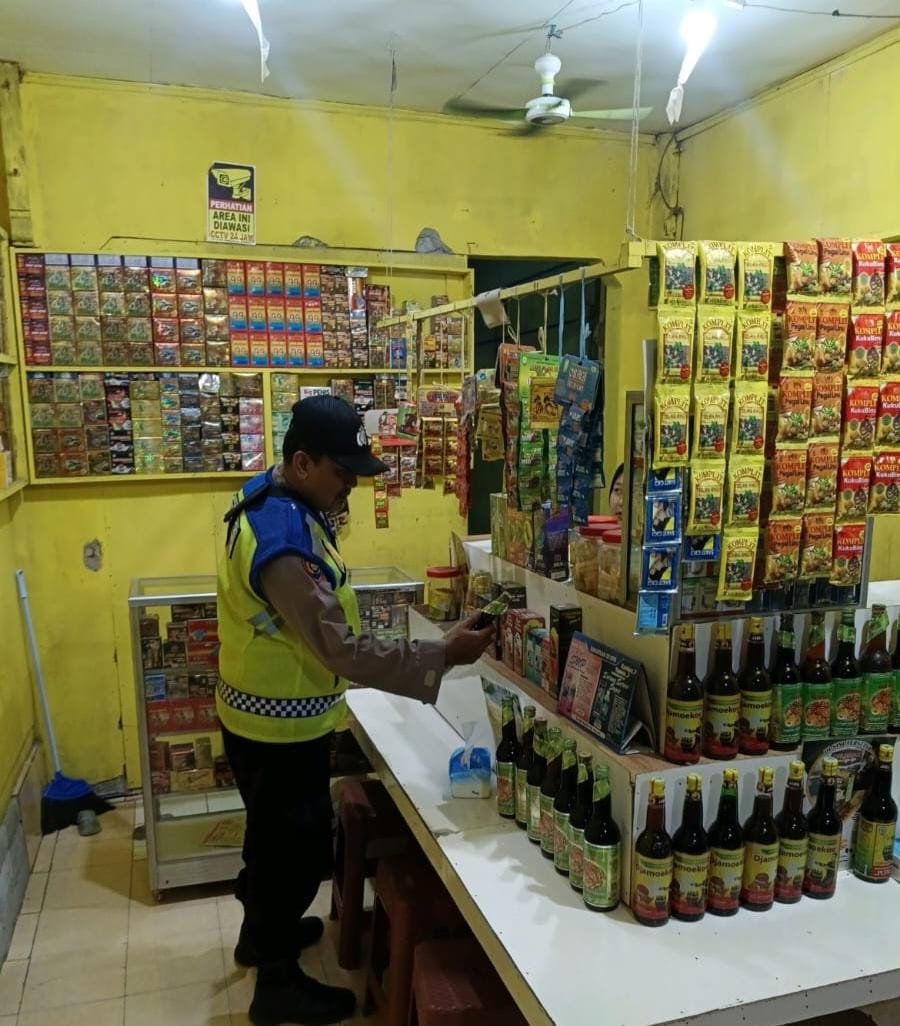 Prekat Polsek Banyusari Gelar Razia Miras Demi Ciptakan Situasi Kamtibmas Kondusif