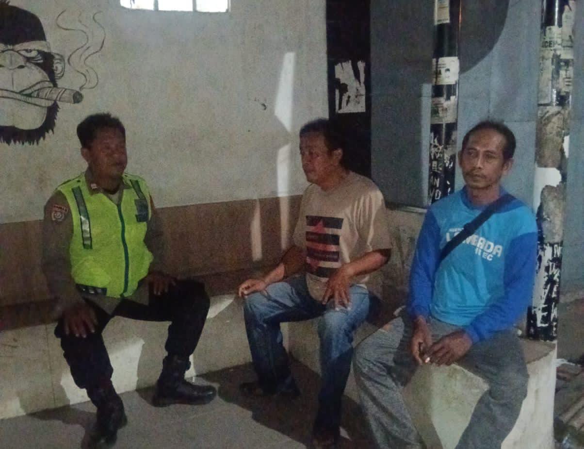 Bhabinkamtibmas Polsek Telagasari Jaga Keamanan Bersama Warga Waspada Gukamtibmas