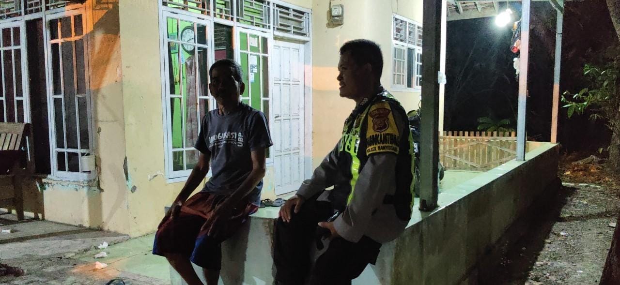 Bhabinkamtibmas Ikut Serta Dalam Giat Ronda Bersama Warga