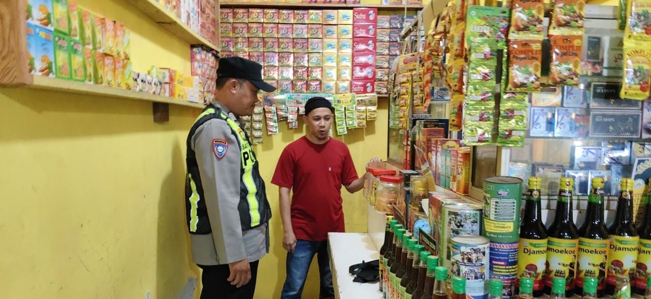 Prekat Polsek Banyusari Gelar Razia Miras Demi Ciptakan Situasi Kamtibmas Kondusif
