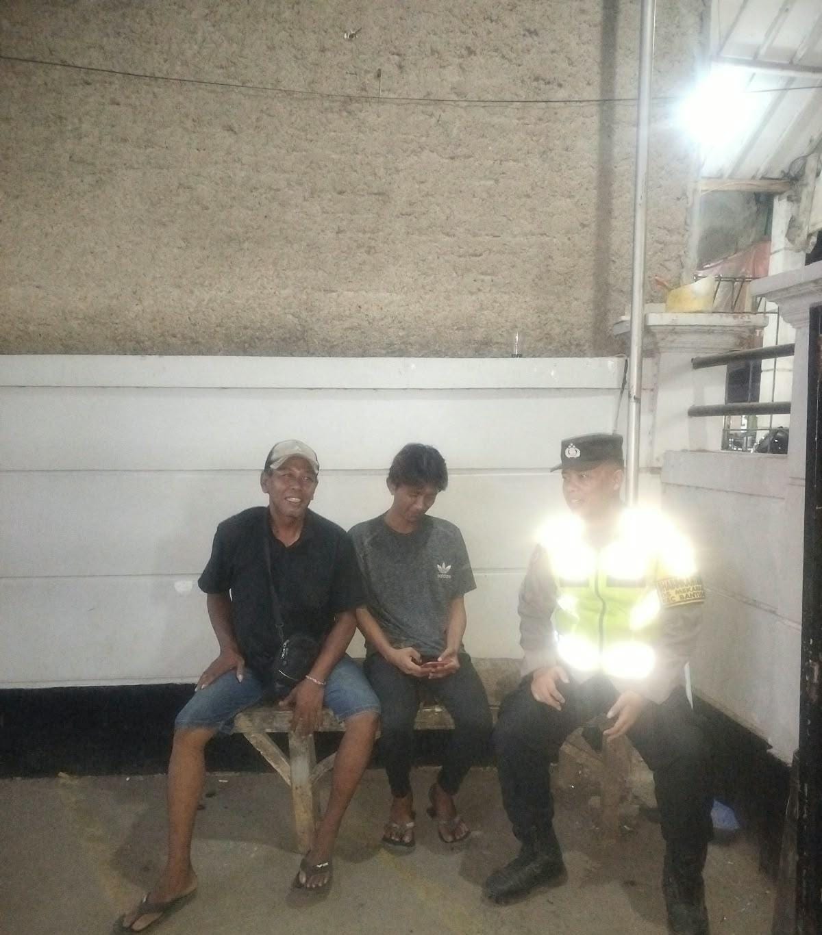 Bhabinkamtibmas Ikut Serta Dalam Giat Ronda Bersama Warga