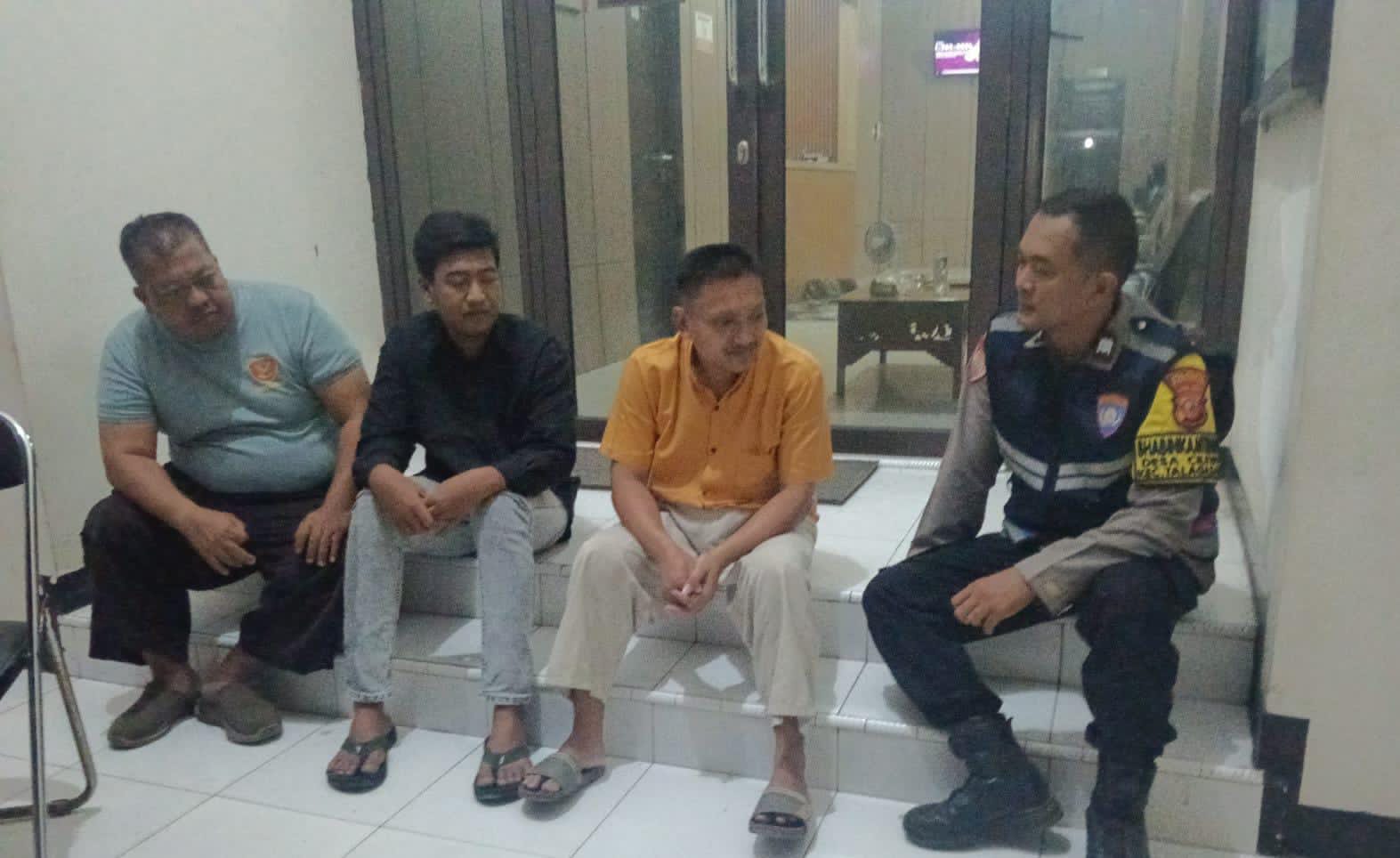 Bhabinkamtibmas Polsek Telagasari Bersama Warga Laksanakan Siskamling, Wujudkan Kamtibmas yang Kondusif