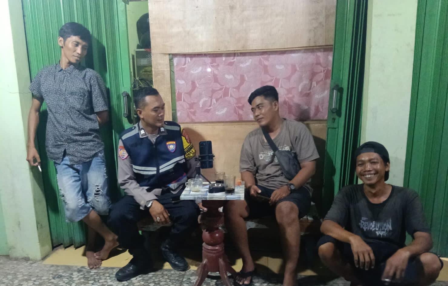 Sebar Himbauan Kamtibmas, Bhabinkamtibmas Polsek Telagasari Pastikan Lingkungan Bebas Gukamtibmas