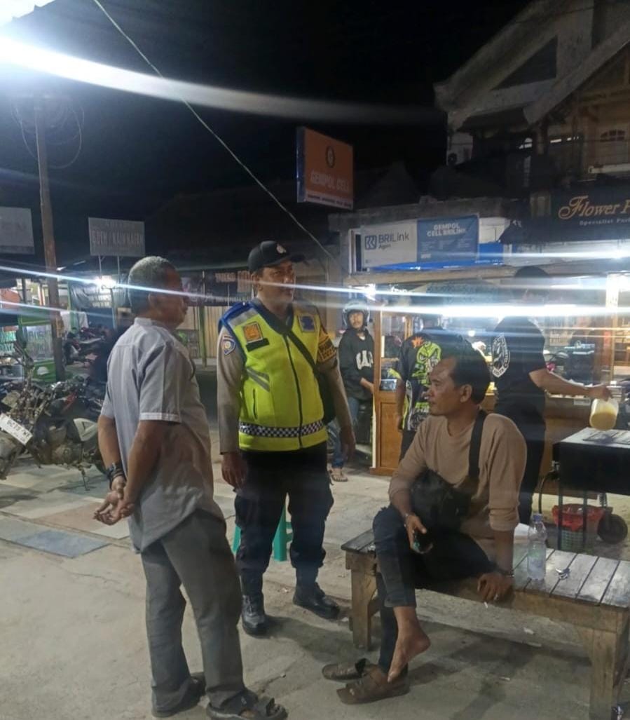 Bhabinkamtibmas Ikut Serta Dalam Giat Ronda Bersama Warga