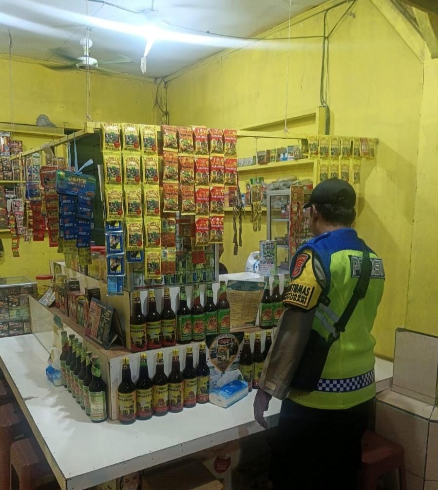 Prekat Polsek Banyusari Gelar Razia Miras Demi Ciptakan Situasi Kamtibmas Kondusif