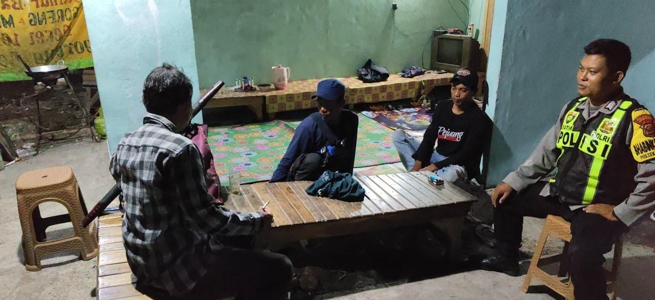 Bhabinkamtibmas Ikut Serta Dalam Giat Ronda Bersama Warga