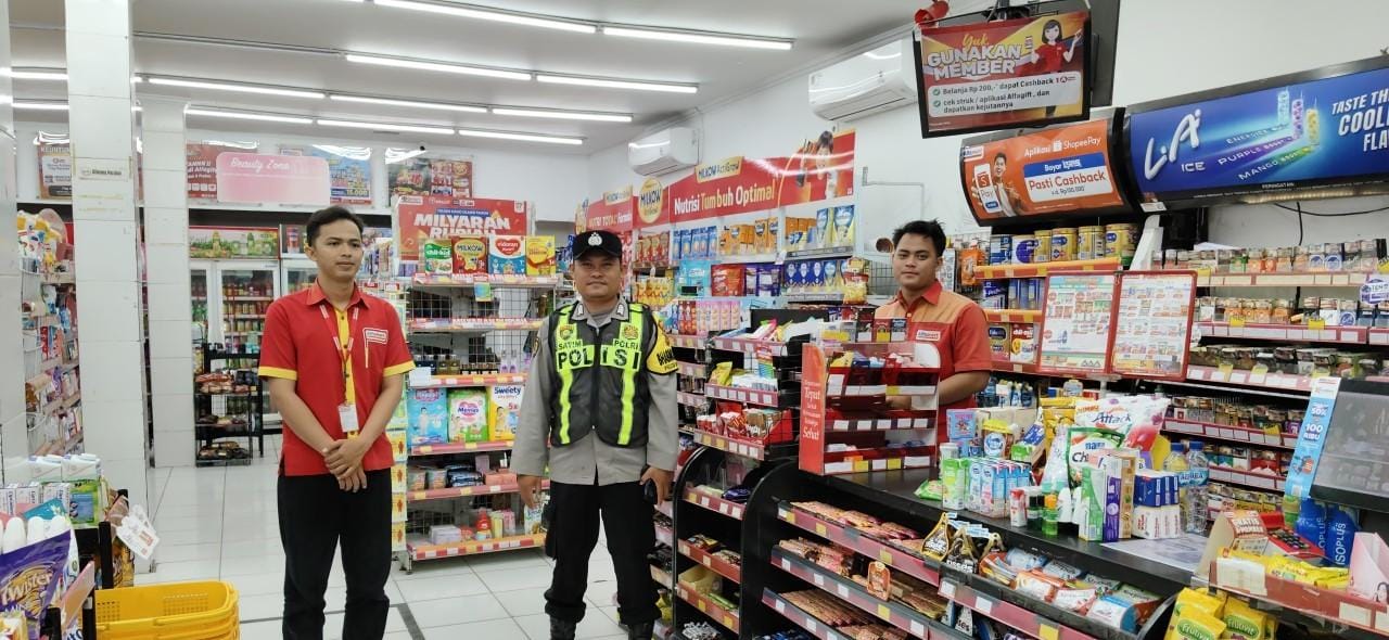 Giat Patroli Perekat Supermarket Alfamart Gempol Guna Antisipasi Kejahatan