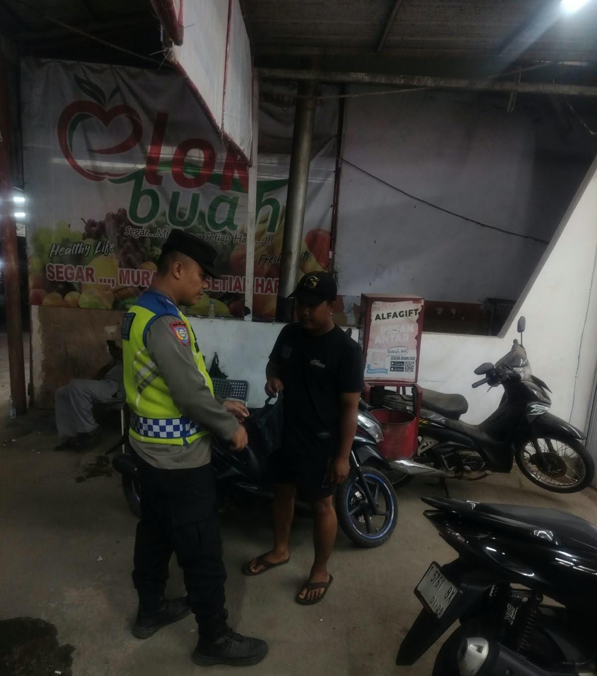 Bhabinkamtibmas Ikut Serta Dalam Giat Ronda Bersama Warga