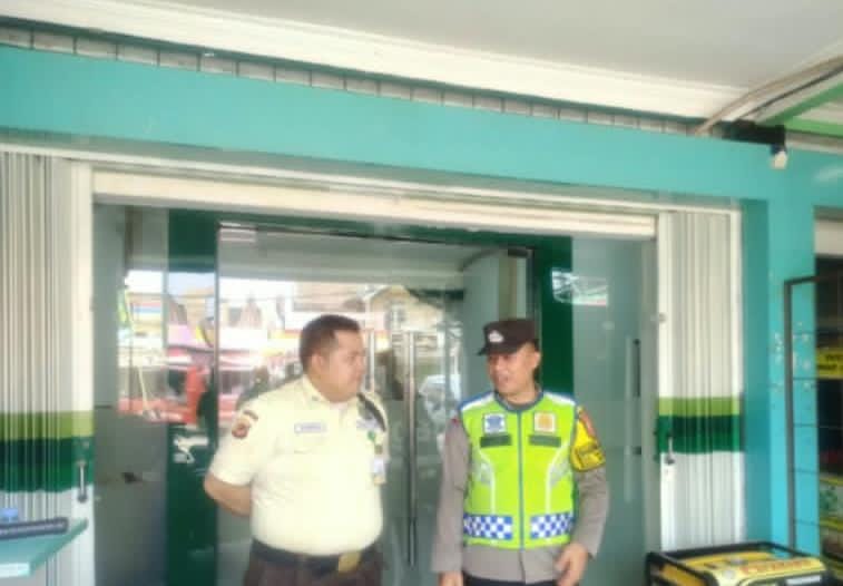 Kunjungi Pegadaian Gempol Patroli Prekat Polsek Banyusari di Siang Hari