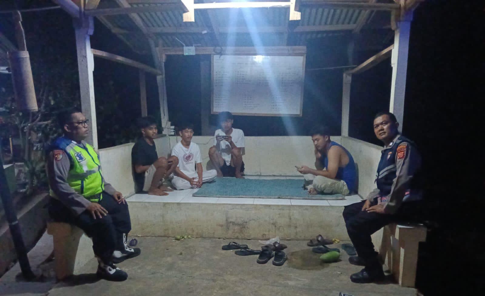 Bhabinkamtibmas Polsek Telagasari Pantau Siskamling Warga, Pastikan Lingkungan Kondusif