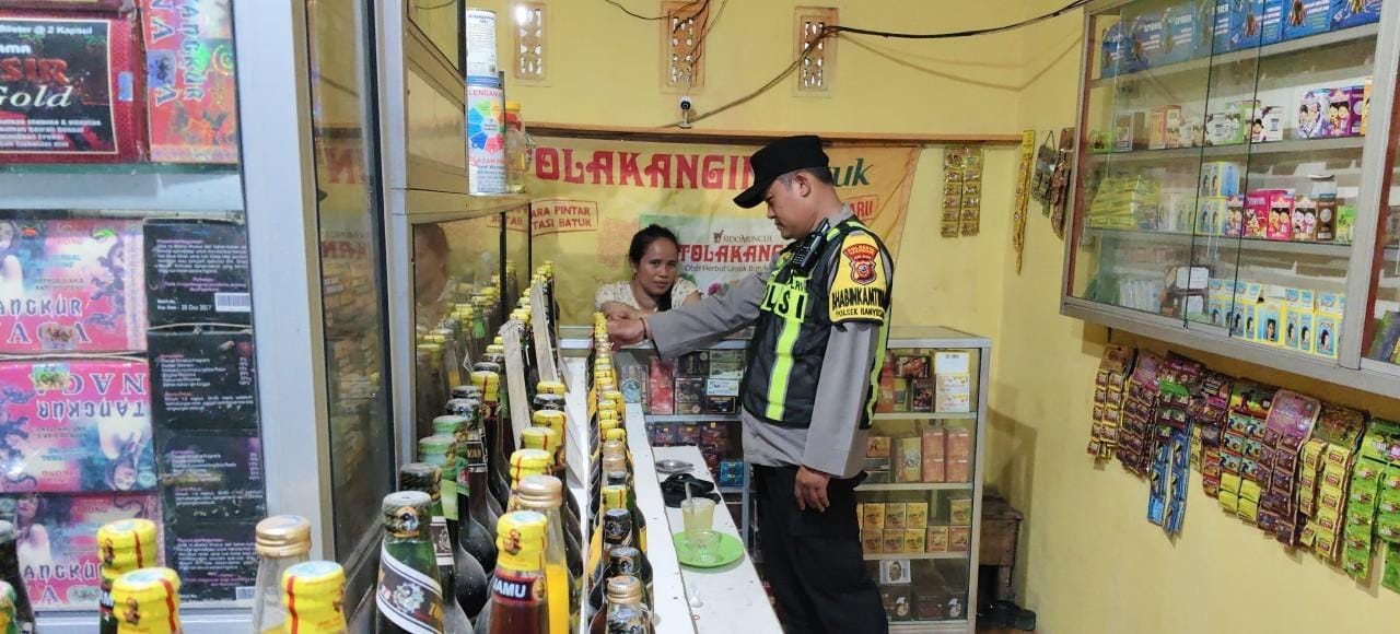 Prekat Polsek Banyusari Gelar Razia Miras Demi Ciptakan Situasi Kamtibmas Kondusif