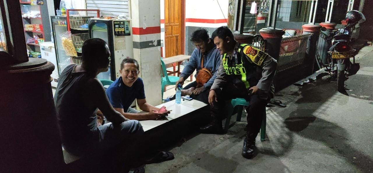 Bhabinkamtibmas Ikut Serta Dalam Giat Ronda Bersama Warga