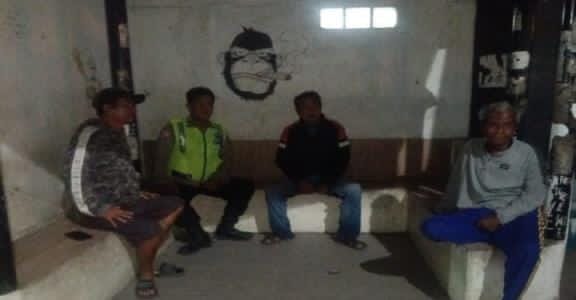 Bhabinkamtibmas Polsek Telagasari Perkuat Siskamling, Antisipasi Gukamtibmas Malam