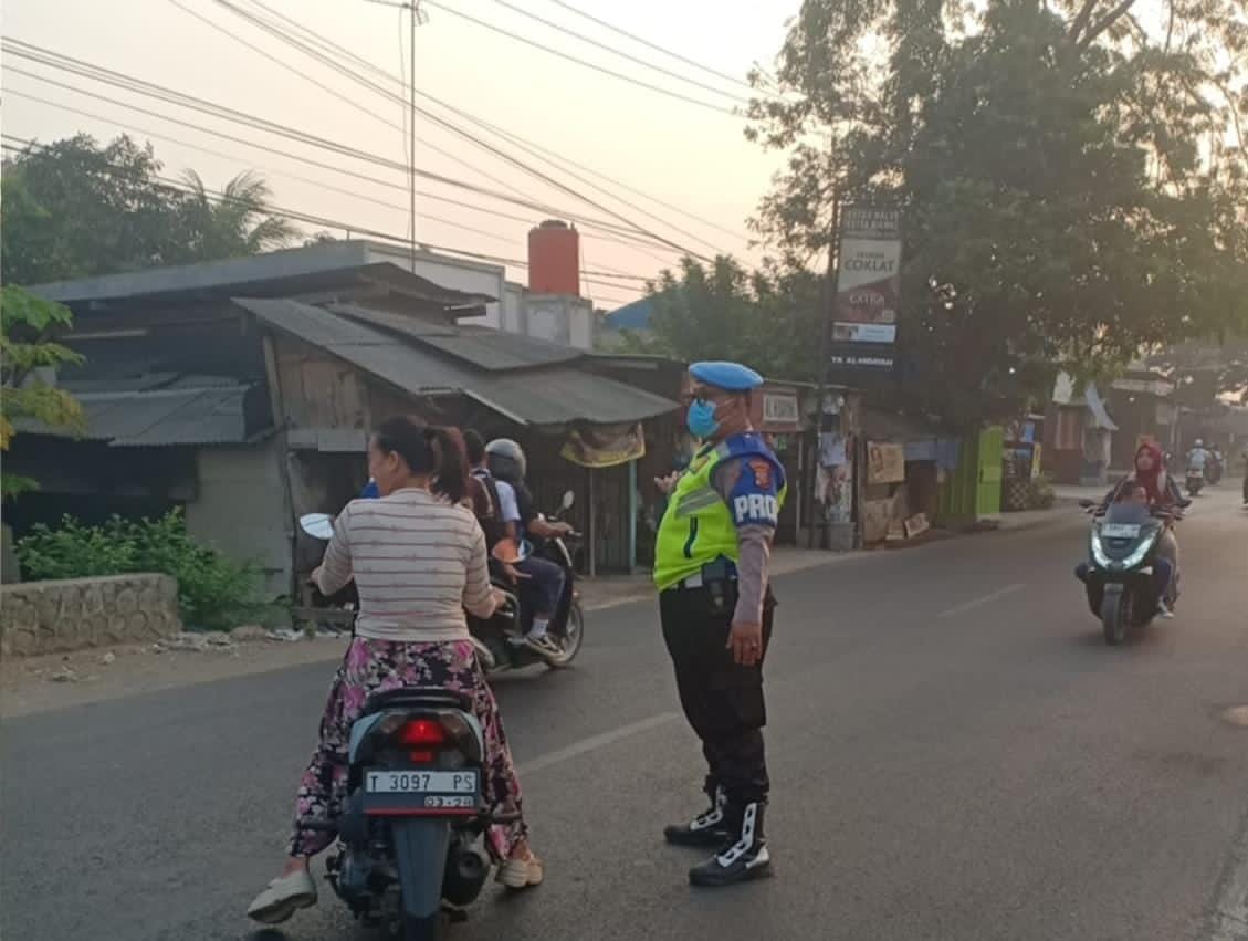 Sapa Pagi Polsek Telagasari: Bantu Kondusifkan Lalu Lintas di Pagi Hari