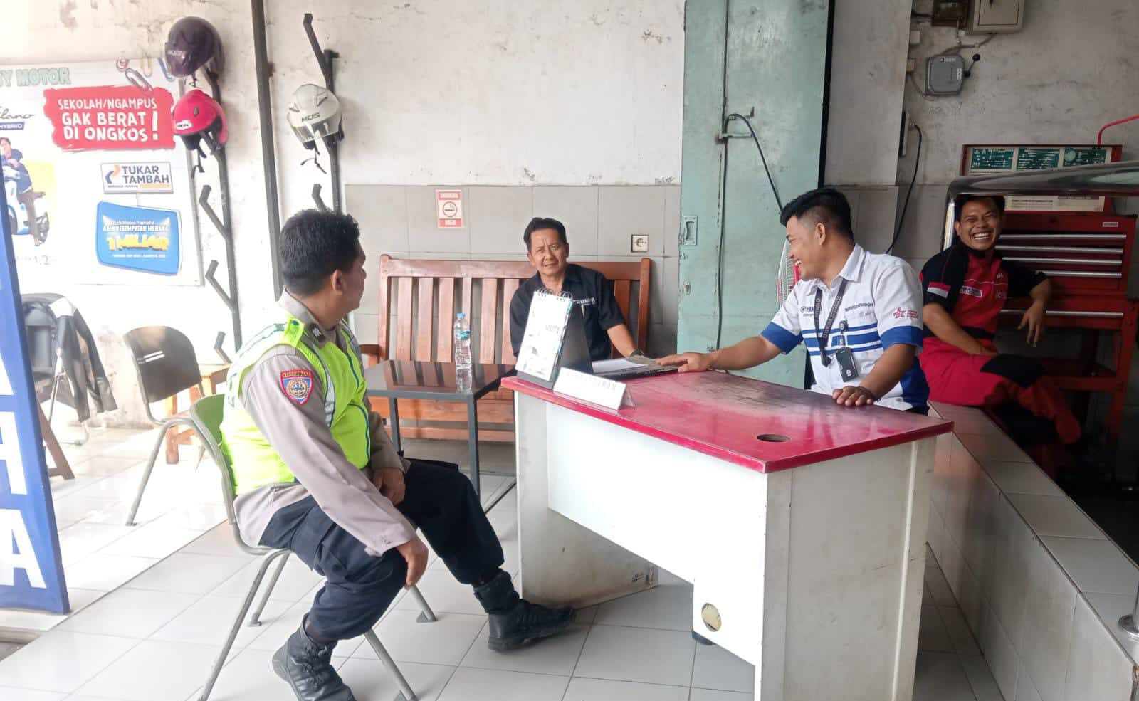 Bhabinkamtibmas Polsek Telagasari Sebar Himbauan Kamtibmas Melalui Giat Sambang