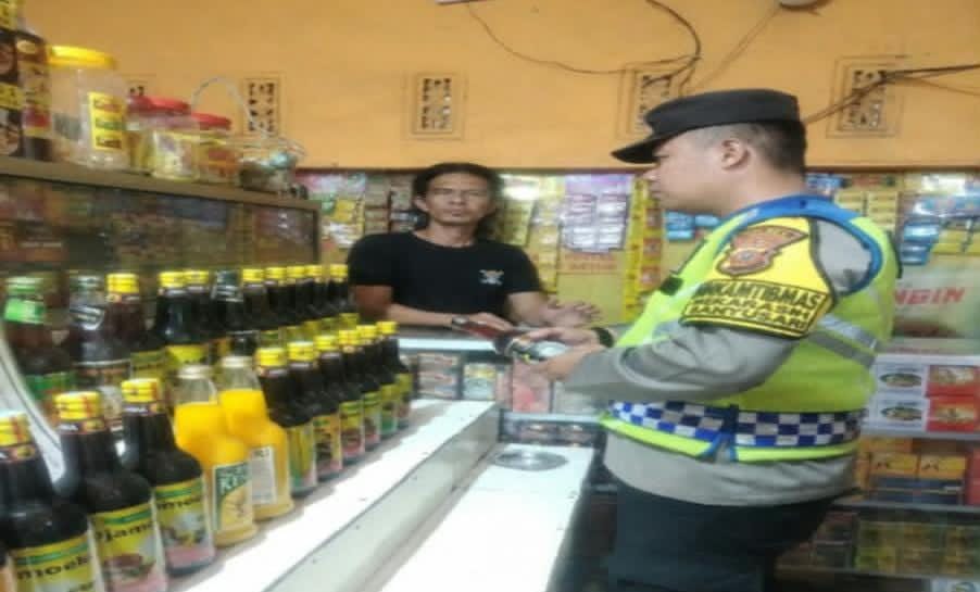 Prekat Polsek Banyusari Gelar Razia Miras Demi Ciptakan Situasi Kamtibmas Kondusif