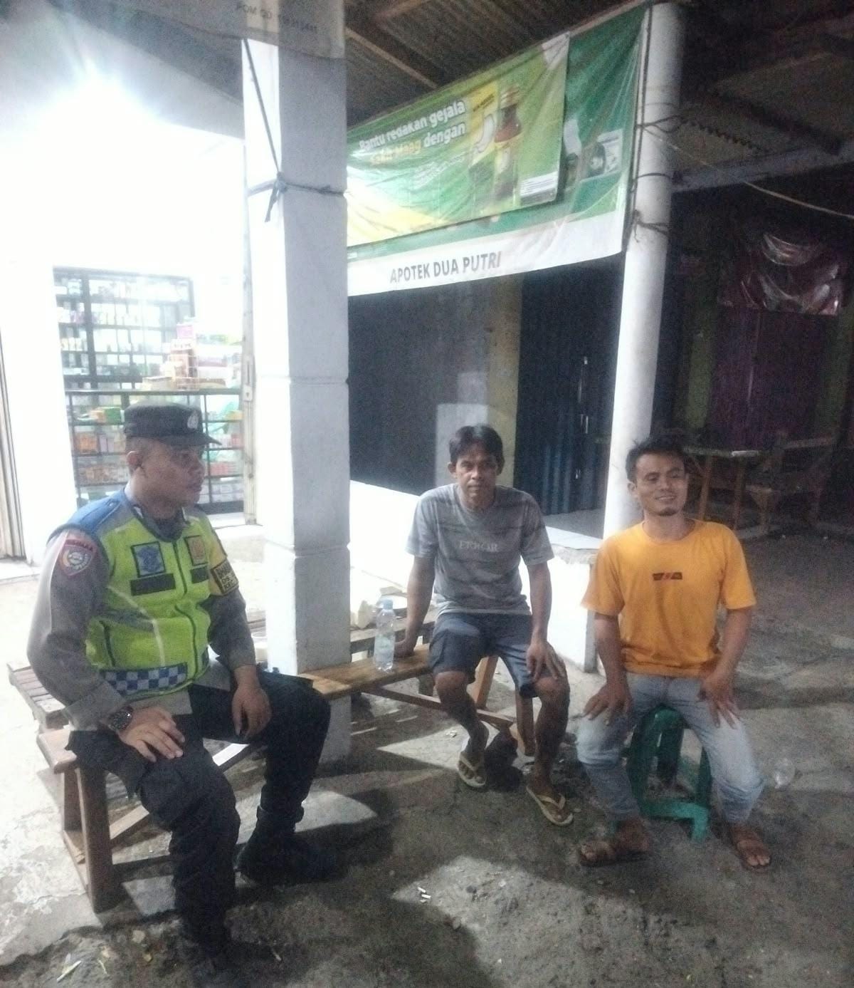 Bhabinkamtibmas Ikut Serta Dalam Giat Ronda Bersama Warga