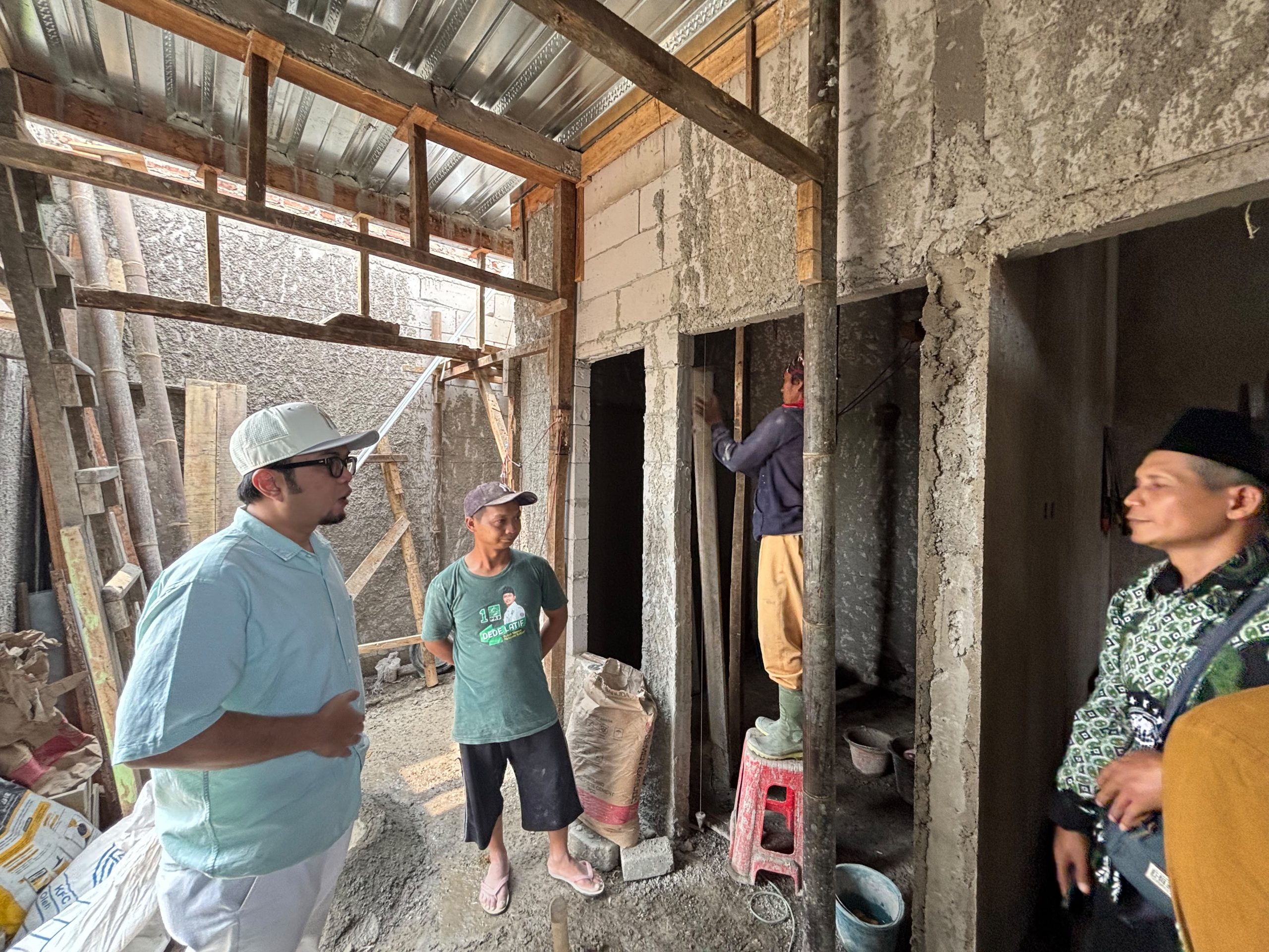 Tinjau Program Bedah Rumah di Cipageran, Acep Jamaludin Tekankan Pentingnya Hunian Layak