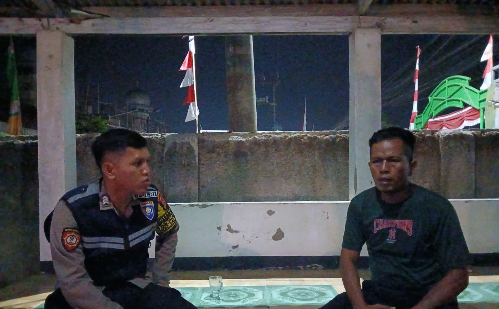 Bhabinkamtibmas Polsek Telagasari Gencar Perkuat Giat Ronda Bersama Warga