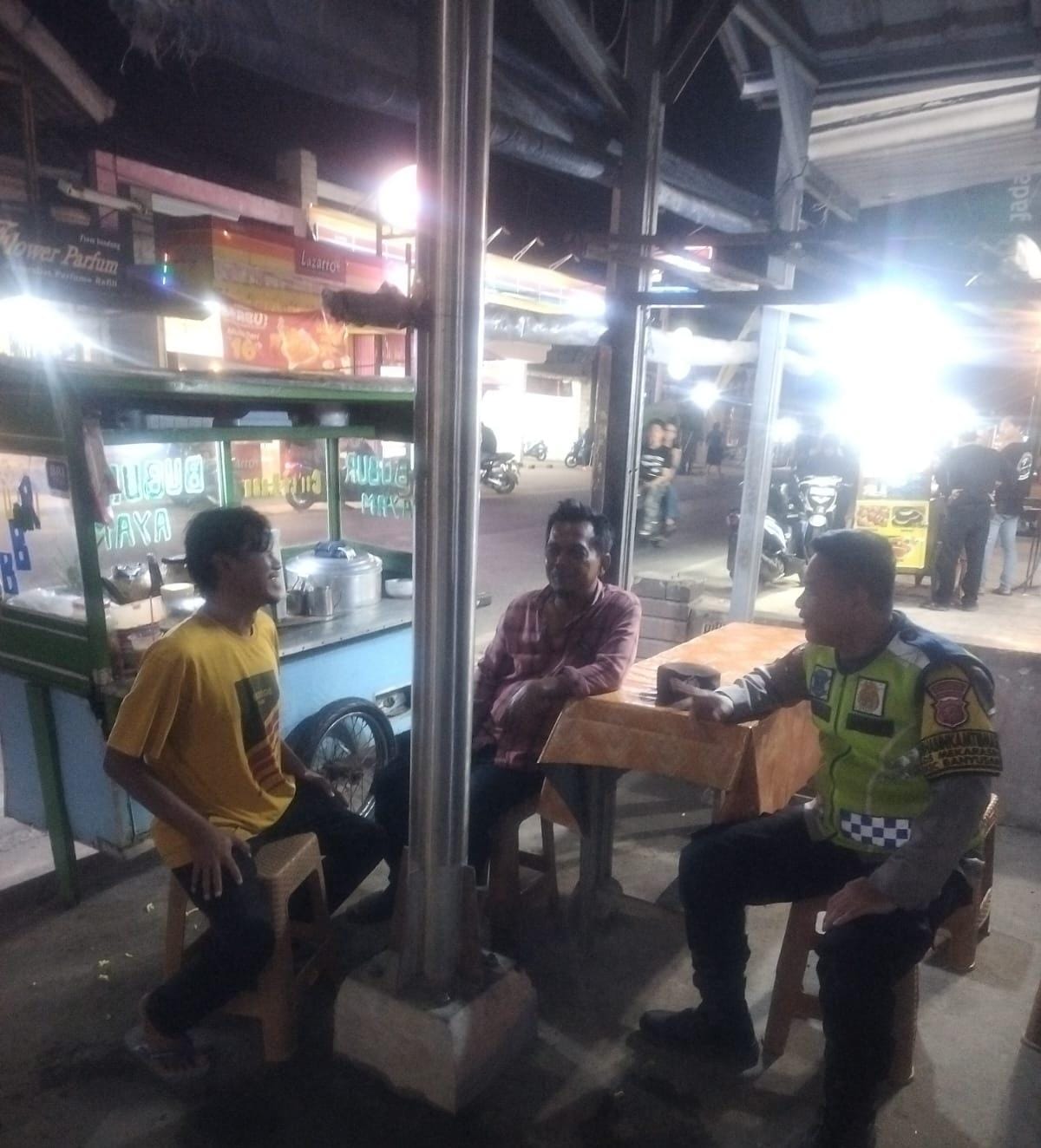 Bhabinkamtibmas Ikut Serta Dalam Giat Ronda Bersama Warga