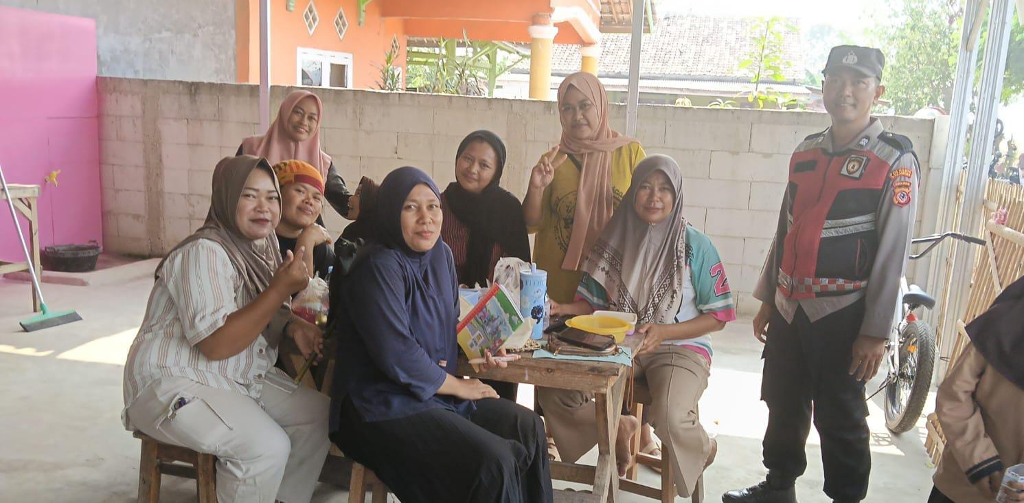Pastikan Desa Bebas Gukamtibmas, Bhabinkamtibmas Polsek Telagasari Sebar Himbauan