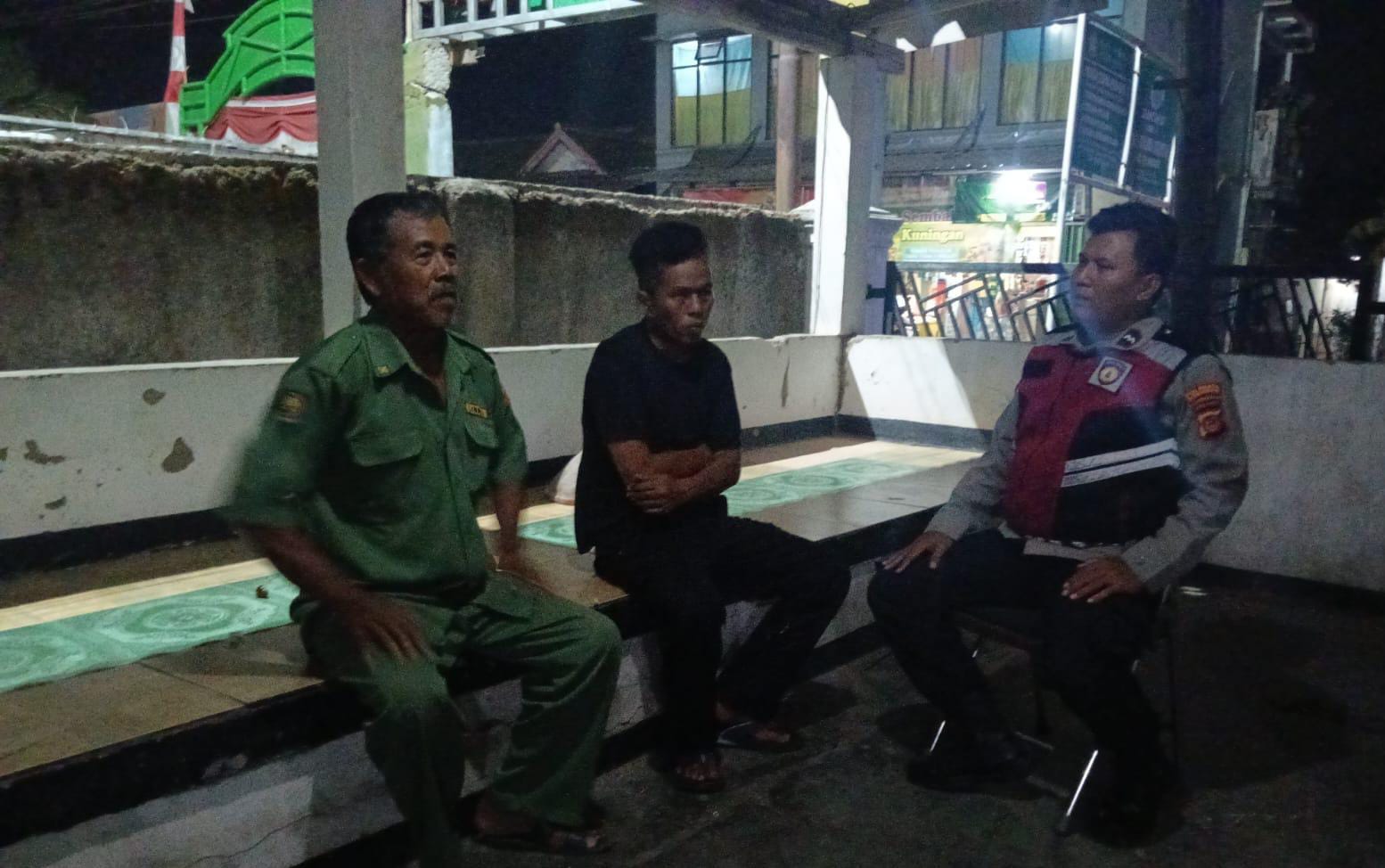 Jaga Kondusifitas Lingkungan, Bhabinkamtibmas Polsek Telagasari Laksanakan Siskamling Antisipasi C3