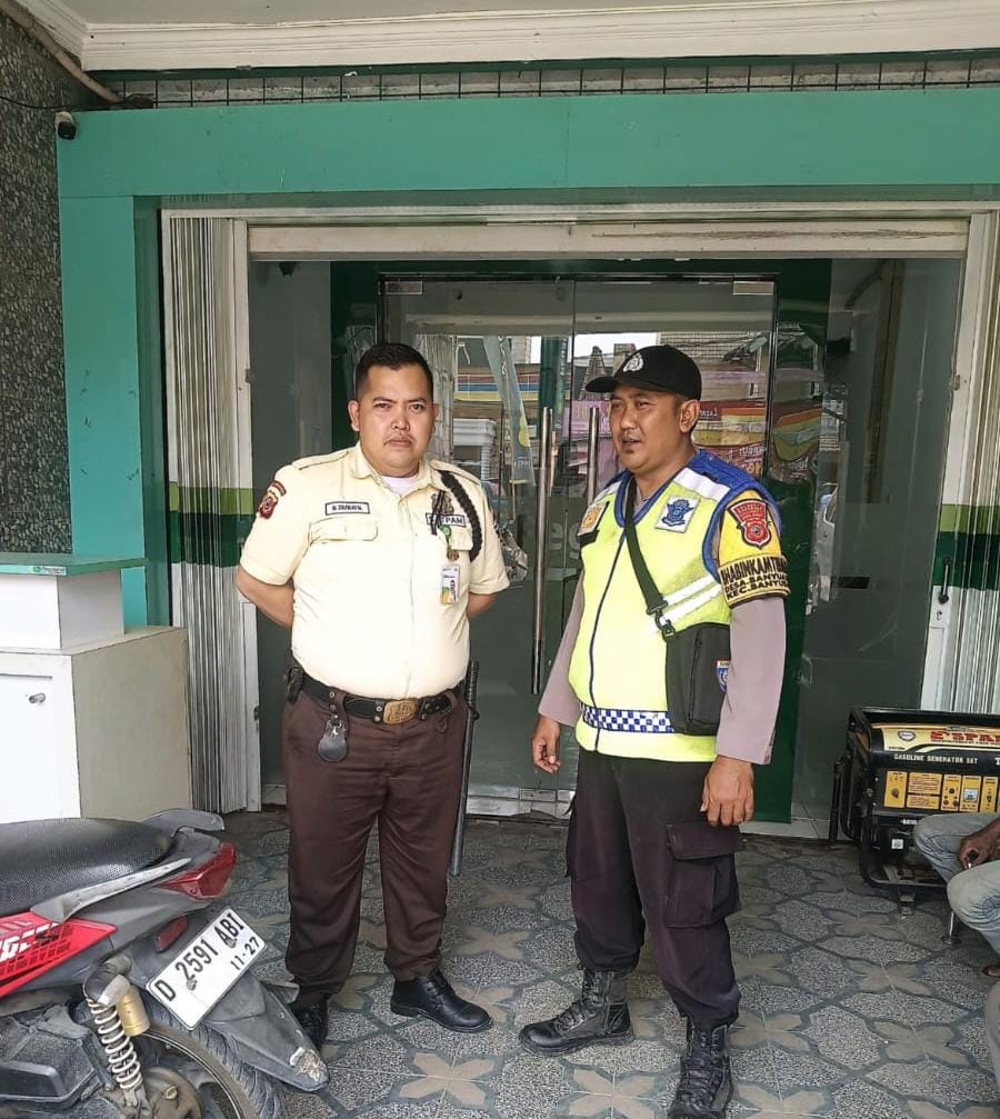 Kunjungi Pegadaian Gempol Patroli Prekat Polsek Banyusari di Siang Hari