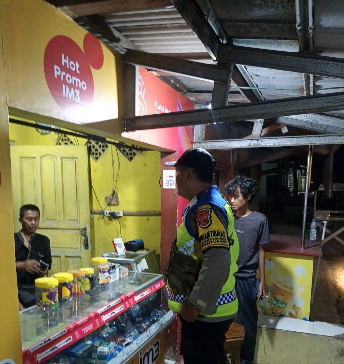Bhabinkamtibmas Ikut Serta Dalam Giat Ronda Bersama Warga