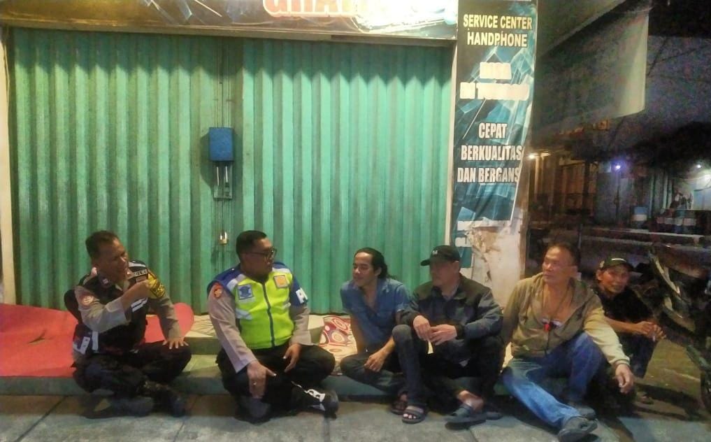 Bhabinkamtibmas Polsek Telagasari Dampingi Warga Lakukan Siskamling