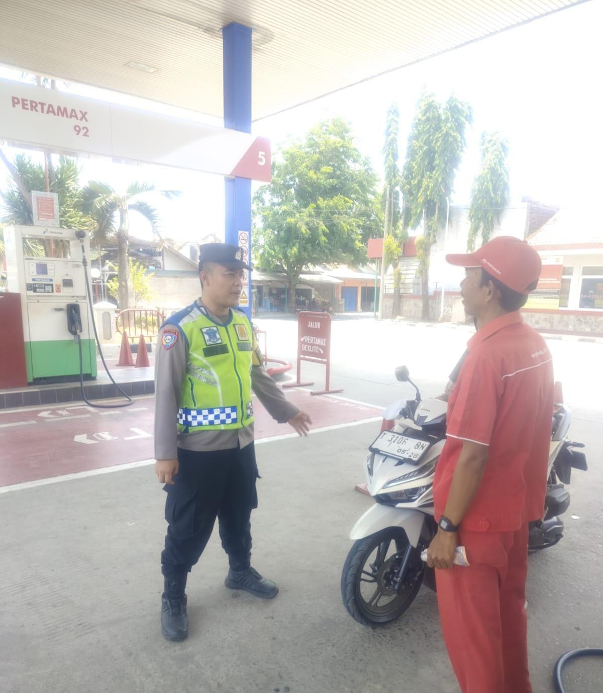 Kunjungi SPBU Gempol Patroli Prekat Polsek Banyusari di Siang Hari