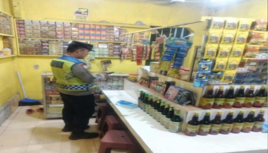 Prekat Polsek Banyusari Gelar Razia Miras Demi Ciptakan Situasi Kamtibmas Kondusif