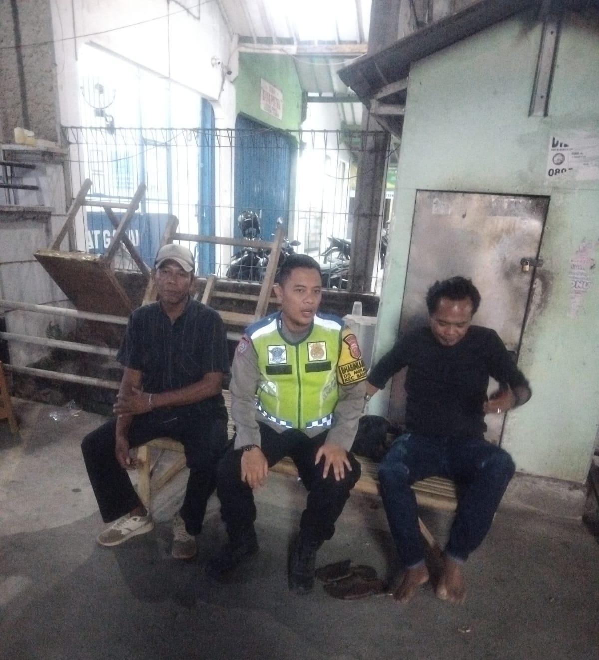 Bhabinkamtibmas Ikut Serta Dalam Giat Ronda Bersama Warga