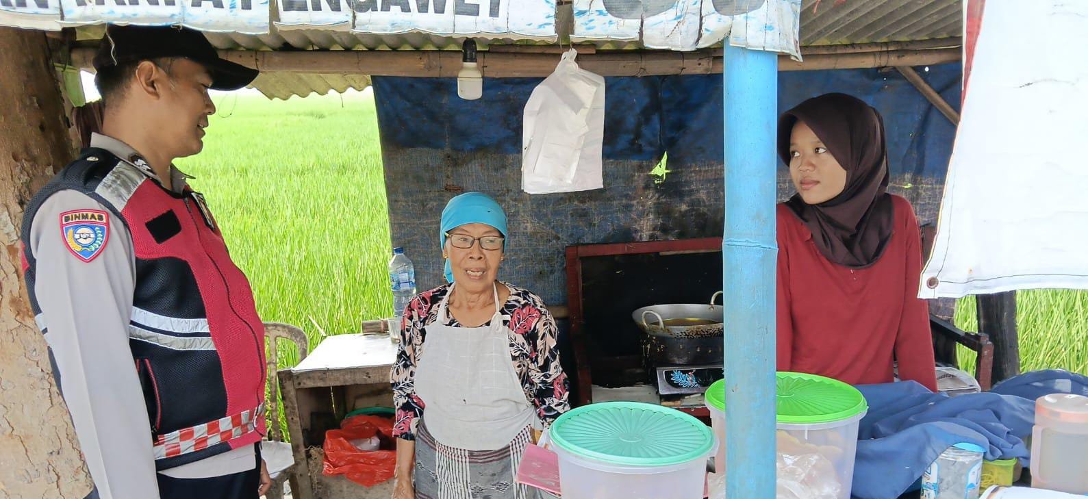 Sebar Himbauan Kamtibmas, Bhabinkamtibmas Polsek Telagasari Pastikan Lingkungan Bebas Gukamtibmas
