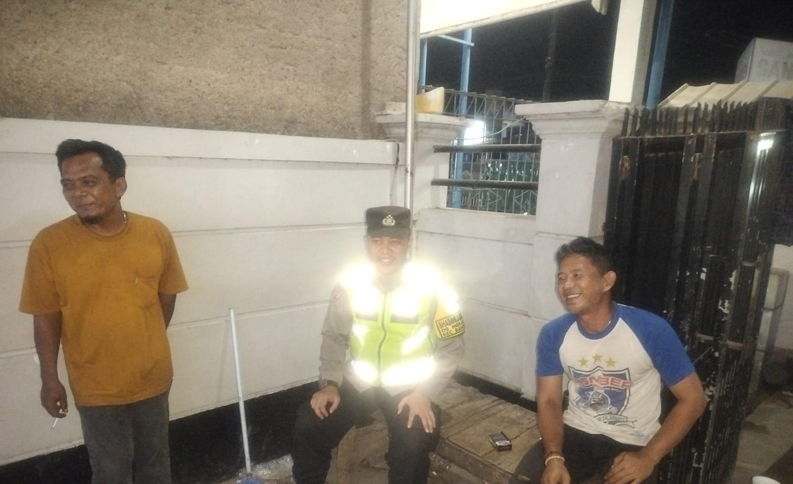 Bhabinkamtibmas Ikut Serta Dalam Giat Ronda Bersama Warga