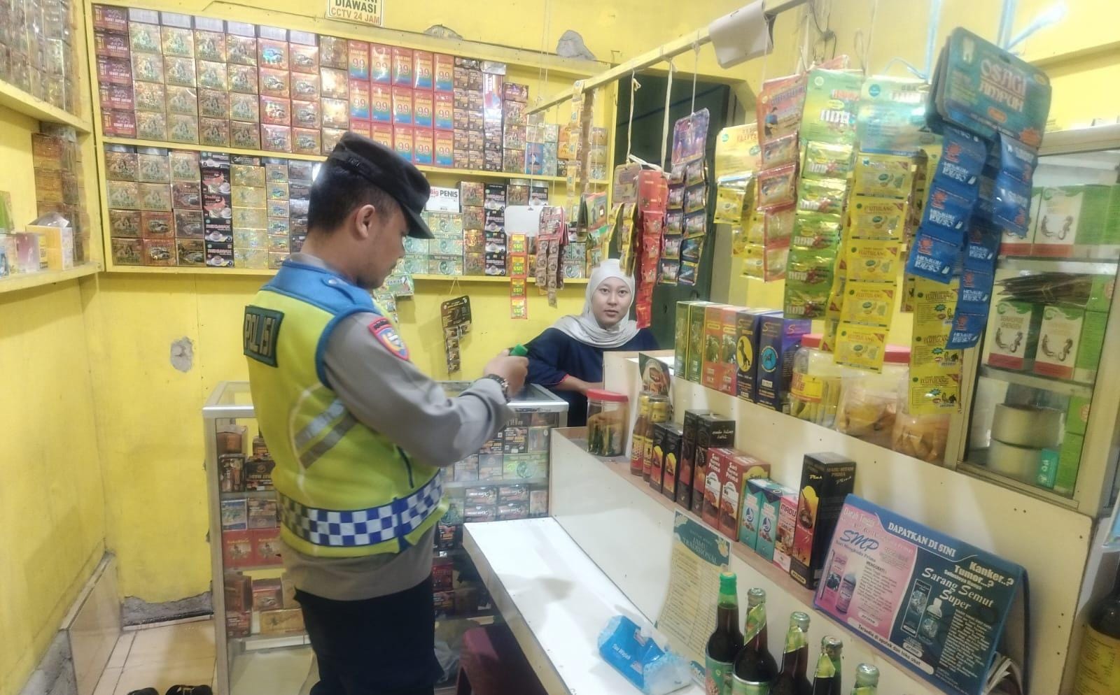 Prekat Polsek Banyusari Gelar Razia Miras Demi Ciptakan Situasi Kamtibmas Kondusif