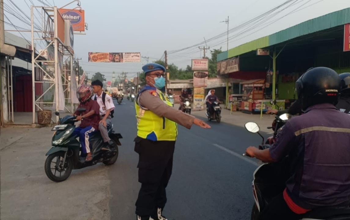 Sapa Pagi Polsek Telagasari: Bantu Kondusifkan Lalu Lintas di Pagi Hari