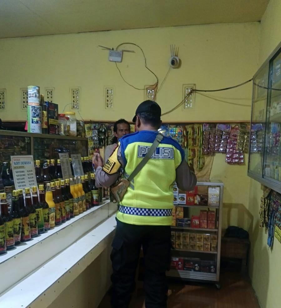 Prekat Polsek Banyusari Gelar Razia Miras Demi Ciptakan Situasi Kamtibmas Kondusif